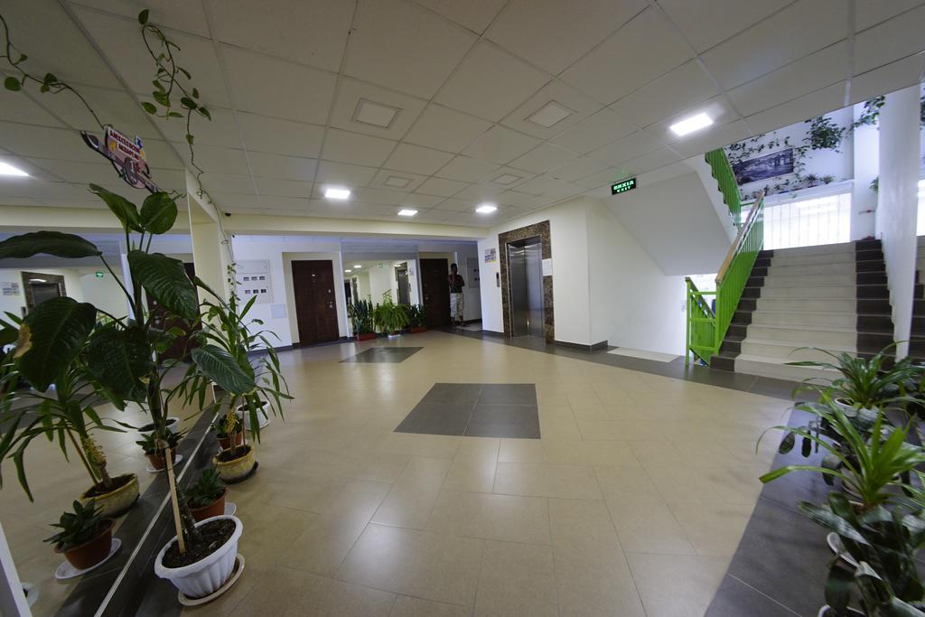 54A Tselinogradskaia Str At Alekseevka Underground Kharkov Luaran gambar